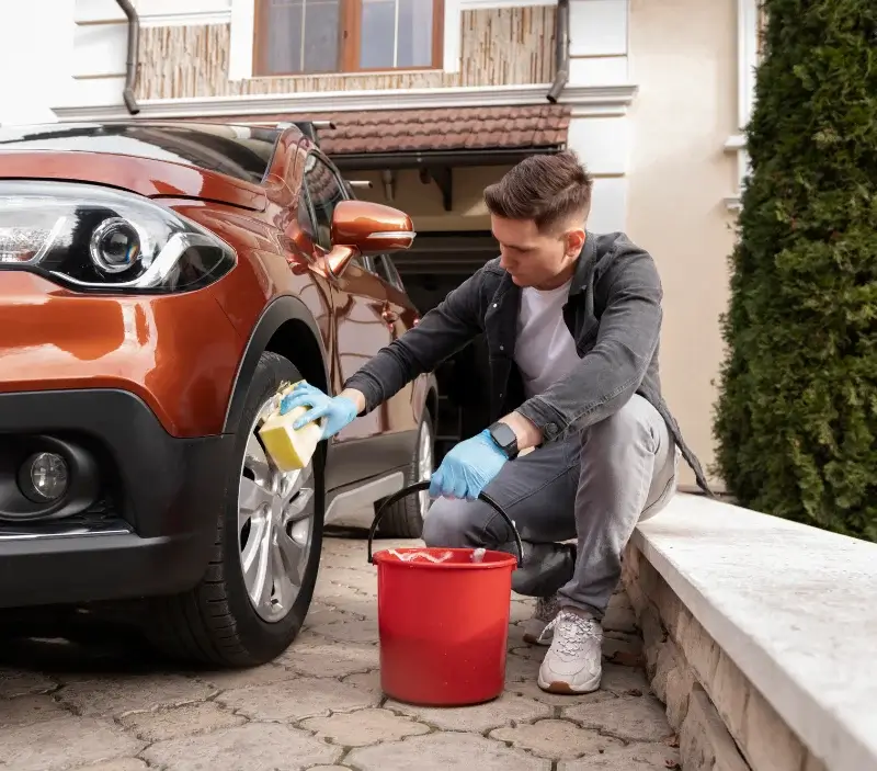 Lavage auto à domicile Brains : professionnel intervenant sur un véhicule
